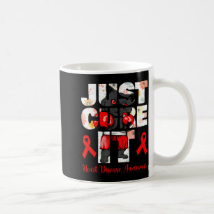 Heile es einfach Herzkrankheit Schwarze Katze boxt Kaffeetasse