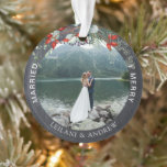 Heiligabend Foto Holly Greenery Chalkboard Ornament<br><div class="desc">Mit unserem Personalisierten Weihnachtsgeschmack für die Keramik schaffen Sie Erinnerungen für Ihren Urlaub. Dieses quadratische Ornament ist mit einem Aquarellholz und Beeren geschmückt und ermöglicht es,  ein zentrales Foto zu gestalten und Namen für ein einzigartiges Geschenk zu geben. Ideal,  um Ihren Baum und Weihnachten noch schöner zu machen.</div>