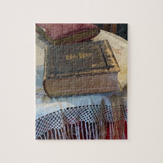 Heilige Bibel auf Vintagem Lace Tablecloth Puzzle (Vertikal)