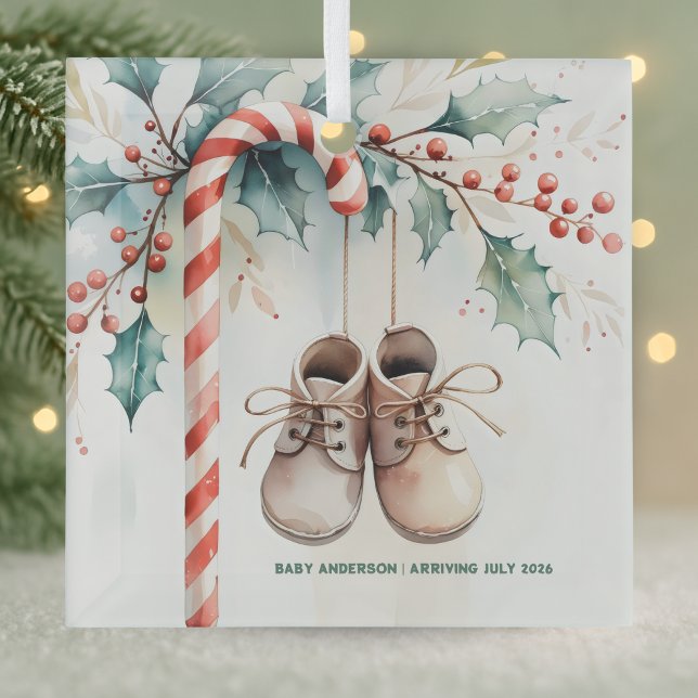 Heilige Keepake Schwangerschaft Ankündigung Ornament Aus Glas (“Baby Coming Soon” Ornament — Watercolor Holly, Candy Cane & Baby Shoes)