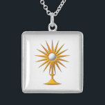 Heiliges Abendmahl in der Monstrance-Halskette Sterling Silberkette<br><div class="desc">Dieses "3-D" BlickAusrüstungsbeschreibungen ein Bild des gesegneten Sakraments/des heiligen heiligen Abendmahl in einem Gold färbten Monstrance. Fühlen Sie sich frei,  die Hintergrundfarbe über Zazzles fantastische Kundenbezogenheitswerkzeuge zu ändern.</div>
