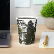 Heiligtum inmitten der Bäume