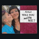 Heiraten Sie mir einen schicken Glitzer Hochzeitsv Puzzle<br><div class="desc">Imitate Glitzer Funkeln macht ein elegantes,  modernes und stilvolles Hochzeitsangebot. Typografie Text und Fotovorlagen sind leicht zu personalisieren. Auf der Vorderseite können Sie Ihren demnächst erscheinenden Verlobte-Namen und das Verlobung-Foto anpassen. Erhältlich in vielen anderen Luxusfarben.</div>