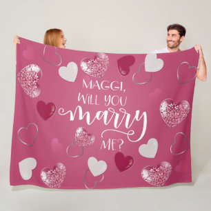 Heiratsantrag mit rosa Herzen und personalisierter Fleecedecke
