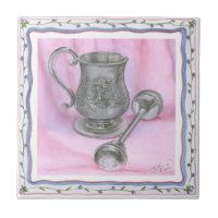 Heirloom Cup & Rattle auf Lila Hintergrund