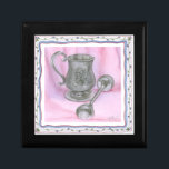 Heirloom Cup & Rattle auf Lila Hintergrund Geschenkbox<br><div class="desc">In dieser Arbeit von Tara Friel sitzt neben einem Baby-Rattle eine Sitzschale. Eine Figur eines Teddybären wird in das Ende der Schlacht eingemeißelt,  und an den Seiten der Tasse sind faszinierende Blumenmuster geschmückt. Ein großartiges Stück,  stell das heute an deine Wand!</div>