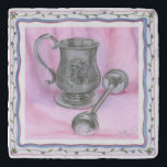 Heirloom Cup & Rattle auf Lila Hintergrund Töpfeuntersetzer<br><div class="desc">In dieser Arbeit von Tara Friel sitzt neben einem Baby-Rattle eine Sitzschale. Eine Figur eines Teddybären wird in das Ende der Schlacht eingemeißelt,  und an den Seiten der Tasse sind faszinierende Blumenmuster geschmückt. Ein großartiges Stück,  stell das heute an deine Wand!</div>