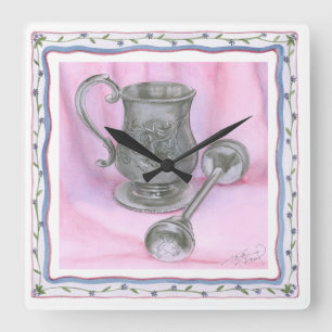 Heirloom Cup & Rattle on Purple Background Quadratische Wanduhr
