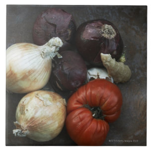 Heirloomtomate, gelbe Zwiebel, rote Zwiebel, Fliese