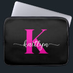 Heiß rosa Schwarz Monogramm Laptopschutzhülle<br><div class="desc">Diese einfache,  elegante 13" Notebook-Hülle mit Ihrem Vornamen in einem trendigen Script-Schriftart in Weiß und Ihre erste Erstaufnahme in einem modernen Kappe-Schriftart in Hot-Rosa ist perfekt für Sie. Es ist stilvoll und trendig und dennoch sehr klassisch. Es ist einzigartig - wie du!</div>