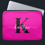 Heiß rosa Schwarz Monogramm Laptopschutzhülle<br><div class="desc">Diese einfache,  elegante Hot-Roink-Laptop-Hülle mit Ihrem Vornamen in einem trendigen Script-Schriftart in Weiß und Ihre erste Initiale in einem modernen Kappe-Schriftart in Schwarz ist perfekt für Sie. Es ist stilvoll und trendig und dennoch sehr klassisch. Es ist einzigartig - wie du!</div>