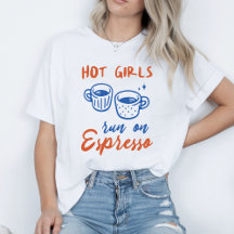 Heiße Mädchen laufen mit Espresso