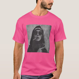 Heiße Nonne raucht Zigarette, Rebellious Nonne T-Shirt