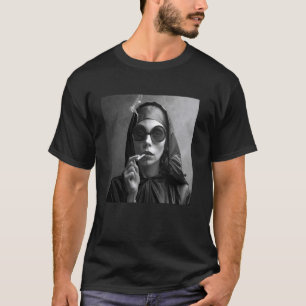 Heiße Nonne raucht Zigarette, rebellisch keine T-Shirt