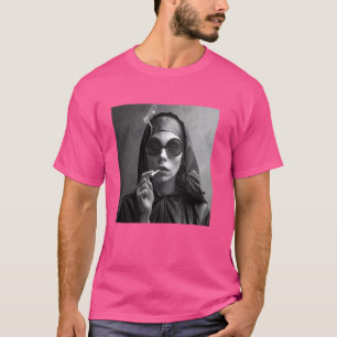 Heiße Nonne raucht Zigarette, rebellisch keine T-Shirt