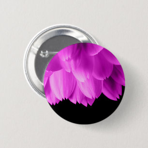 Heiße rosa Blütenblätter auf Schwarz Button