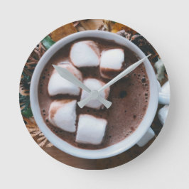 Heiße Schokolade und Marshmallows Runde Wanduhr