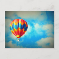 Heißluftballon Aloft im blauen Himmel
