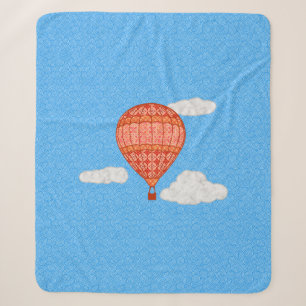 Heißluftballon, Korallenorange gegen einen blauen Sherpadecke