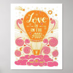 Heißluftballon "Liebe ist in der Luft" Foliendrucke<br><div class="desc">Dieses wunderschöne Poster zeigt ein atemberaubendes Bild eines Heißluftballons, der in den Wolken schwebt, mit der Phrase "Liebe ist in der Luft", geschrieben in eleganter Goldfolie. Dieses Plakat, das auf hochwertigem Papier gedruckt wurde, wird jedem Raum auf Ihrer Zuhause eine Touch Glamour und Eleganz hinzufügen. Es ist auch ein großartiges...</div>