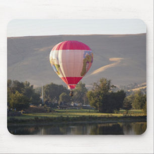 Heißluftballon über dem Fluss Yakima Mousepad