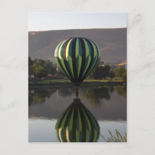 Heißluftballon über dem Yakima River Postkarte