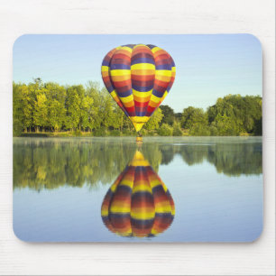Heißluftballon über Wasser mit Reflektion Mousepad