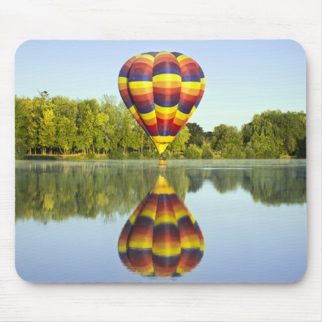 Heißluftballon über Wasser mit Reflektion Mousepad (Vorne)
