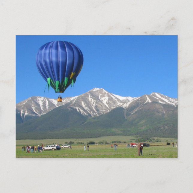Heißluftballon und schneebedeckte Berge in Colorad Postkarte (Vorderseite)