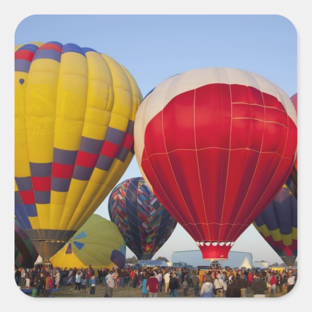 Heißluftballons starten quadratischer aufkleber (Vorderseite)