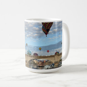 Heißluftballons über der London Bridge 2026 Kaffeetasse