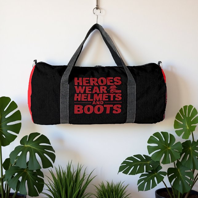 Helden tragen Helme und Stiefel  Duffle Bag (Von Creator hochgeladen)