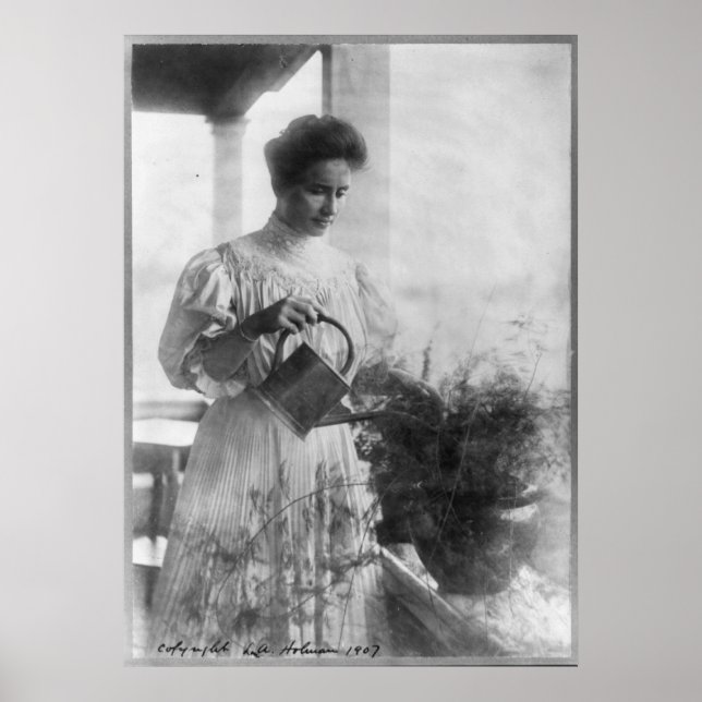 Helen Keller Watering Pflanze Portrait Poster (Vorne)