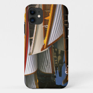 Hell gefärbte Boote im Zentrum für Holzboote Case-Mate iPhone Hülle