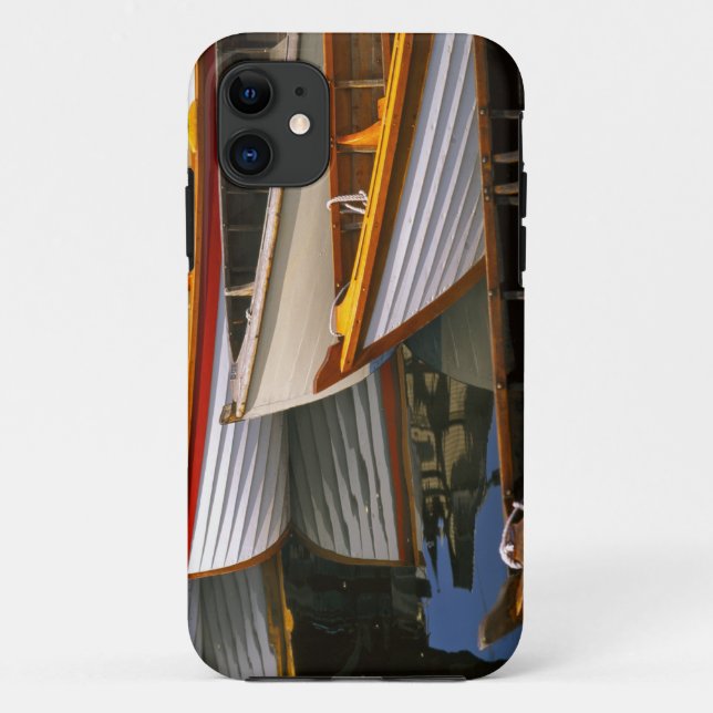 Hell gefärbte Boote im Zentrum für Holzboote Case-Mate iPhone Hülle (Rückseite)