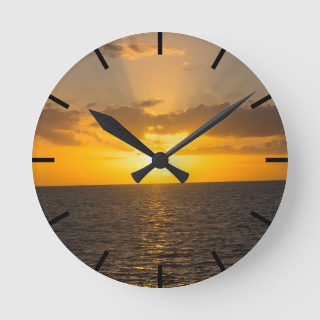 Hell untergehende Sonne über dem Ozean Runde Wanduhr (Vorderseite)