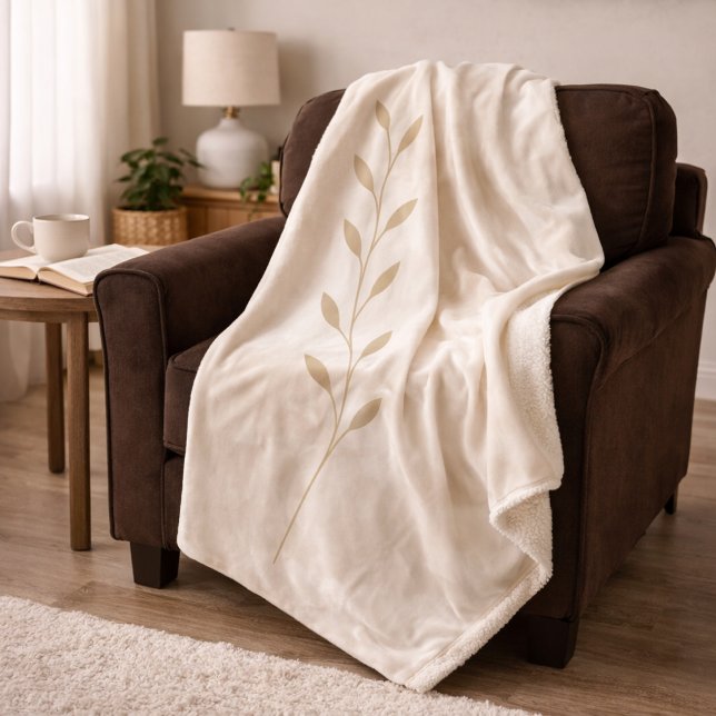 Hellbeige Botanica Sherpa-Decke Sherpadecke (Light beige botanica with a soft golden vine detail for relaxed, neutral living spaces.)