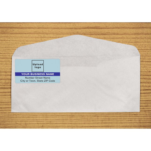 Hellblau mit markierter Markenbezeichnung Versand (Light blue with highlighted brand name shipping label on envelope)
