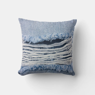 Hellblaue abgerissene Jeans-Textur. Kissen