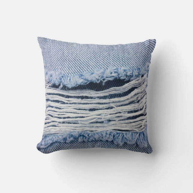 Hellblaue abgerissene Jeans-Textur. Kissen (Vorderseite)