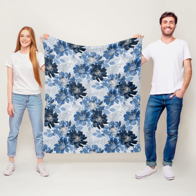 Hellblaue, dunkelblaue Blume auf hellgrau Fleecedecke (Beispiel)