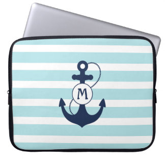 Hellblaue Streifen mit Anker und Monogramm Laptopschutzhülle