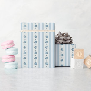 Hellblaue Streifen und Blumen Geschenkpapier