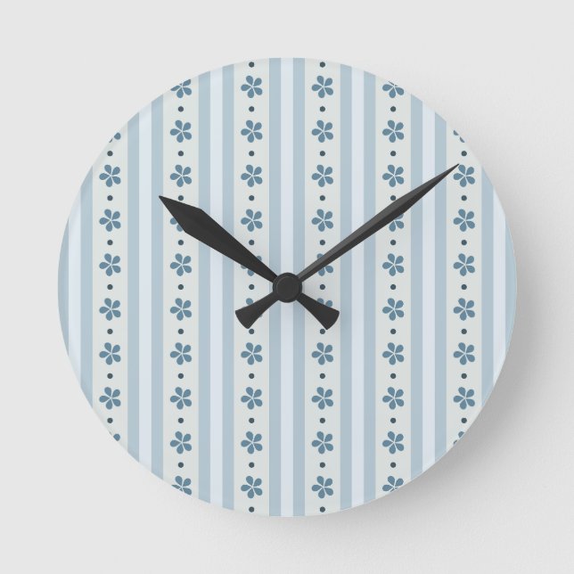 Hellblaue Streifen und Blumen Runde Wanduhr (Vorderseite)