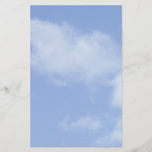 hellblauer Himmel mit den Wolken stationär Briefpapier
