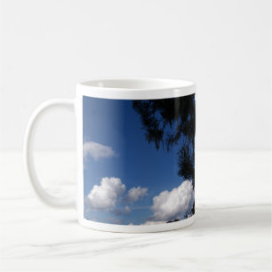 Hellblauer Himmel und ein paar weiße Wolken Kaffeetasse