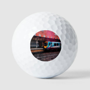Hellblauer Zug am Bahnhof Golfball