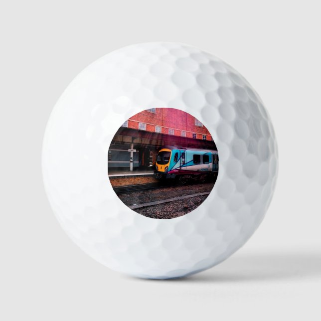 Hellblauer Zug am Bahnhof Golfball (Vorderseite)