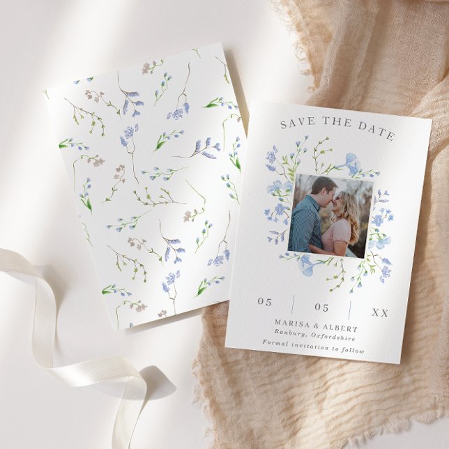 Hellblaues Blumenrahmen-Foto Save The Date (Von Creator hochgeladen)