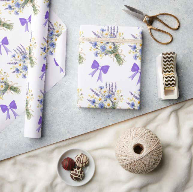 Hellblaues und Lavendel-Blumengeschenk Geschenkpapier (Kunsthandwerk)